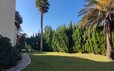 Villa, middelhavsstil, i Sierra de Altea Golf, med en vakker flat hage.